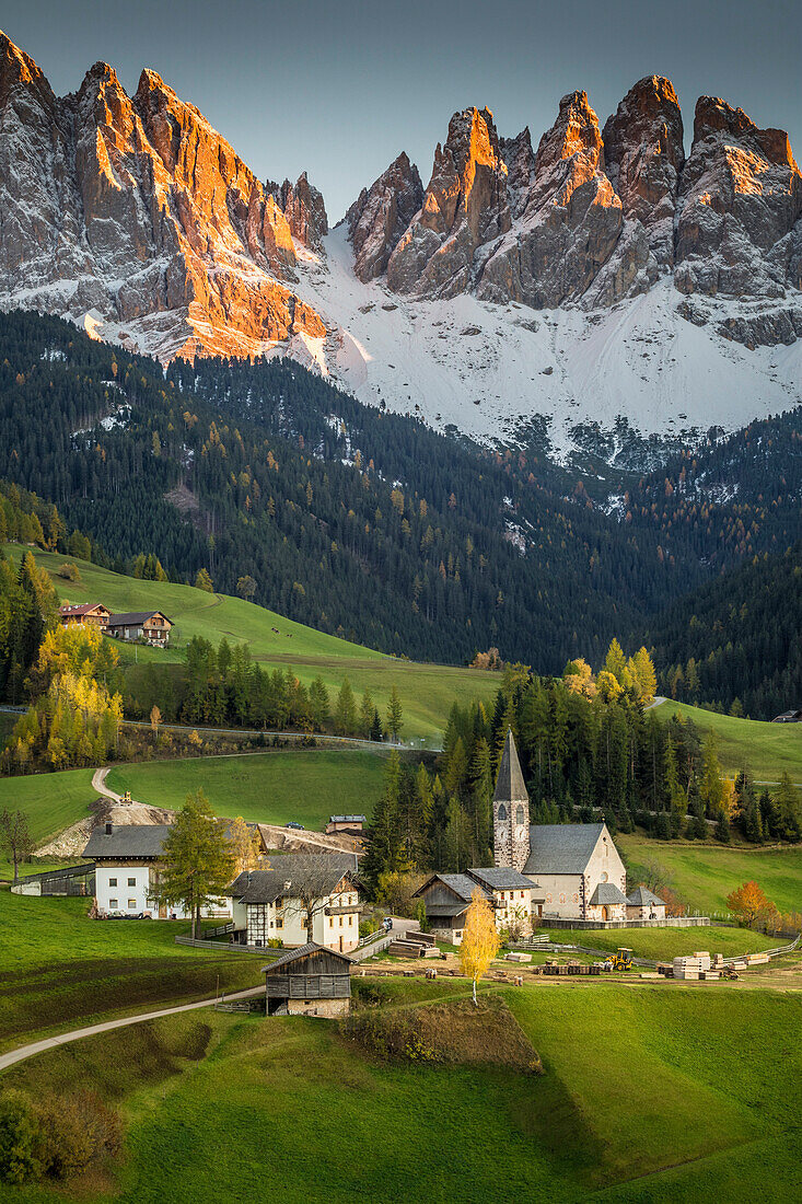 Val di Funes, Trentino Alto Adige, Italien, Santa Magdalena Dorf und Odle Berg bei Sonnenuntergang