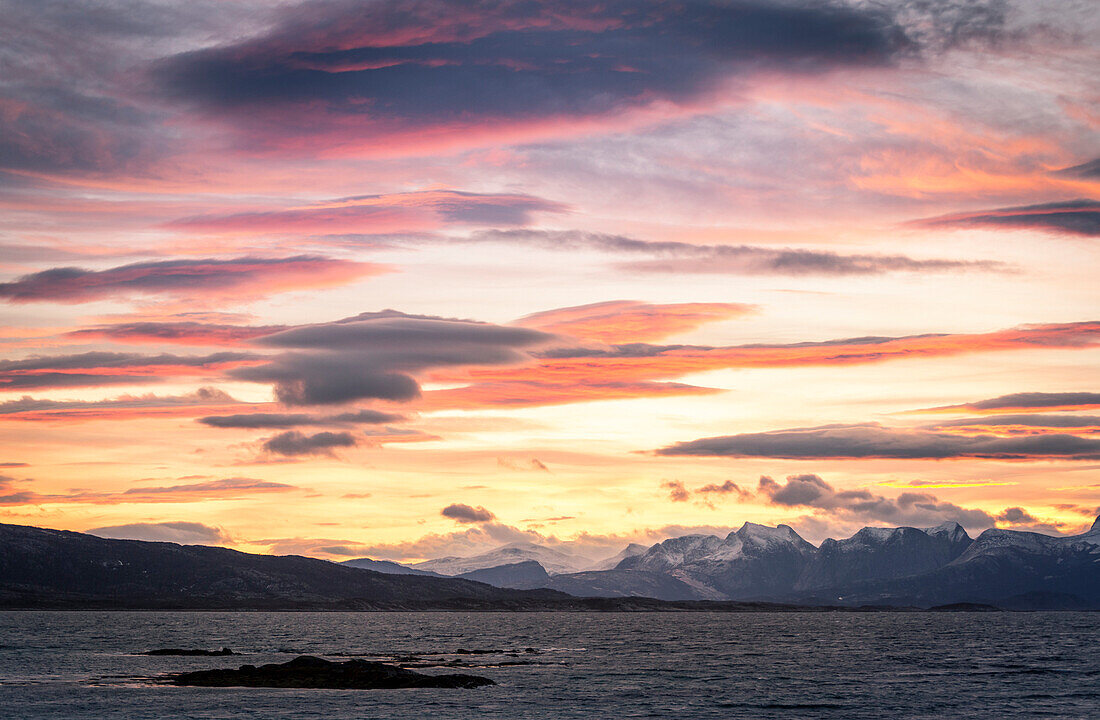 Sonnenuntergang über dem arktischen Meer, Lofoten, Norwegen