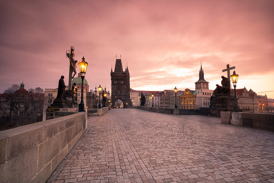 Bunter Sonnenaufgang auf der Karlsbrücke, Karlsbrücke, Prag, Tschechische Republik