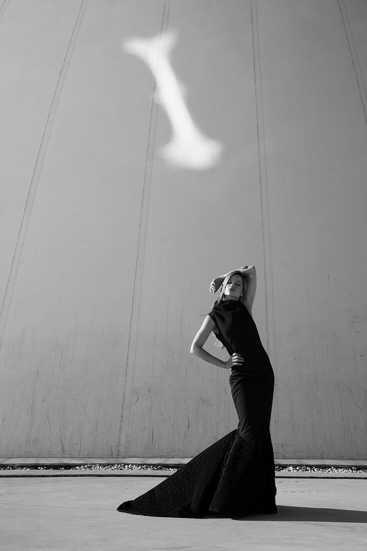 Outdoor Mode Porträt der jungen Frau im langen schwarzen Kleid