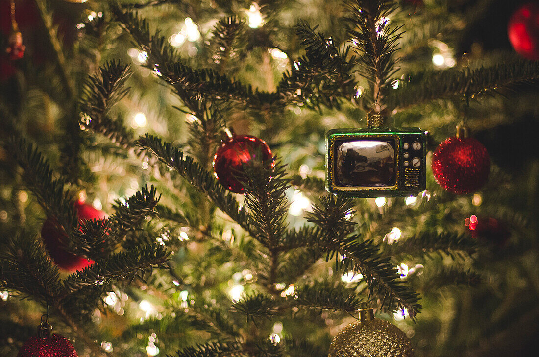 Weihnachtsbaum-Detail mit Retro Fernsehen-Verzierung