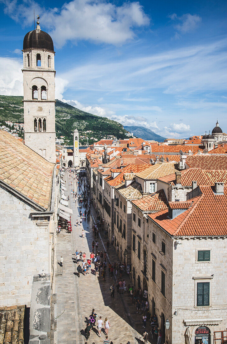 Glockenturm über Stradun, die Hauptstraße in der Altstadt Dubrovnik, Kroatien