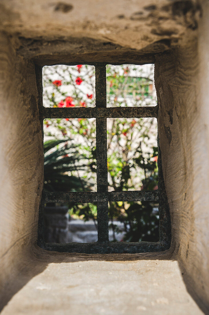 Kleines Fenster geschnitzt durch Steinmauer, Vis, Kroatien