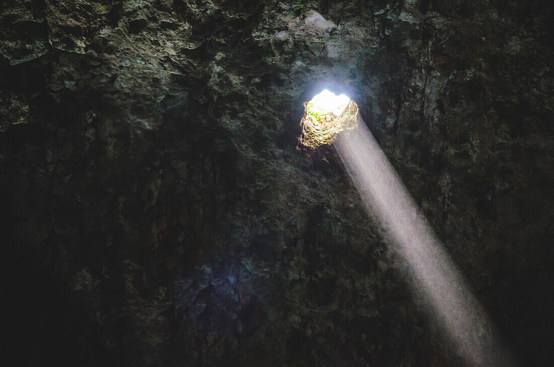 Licht leuchtet durch Oculus der grünen Höhle, Insel Ravnik, Kroatien
