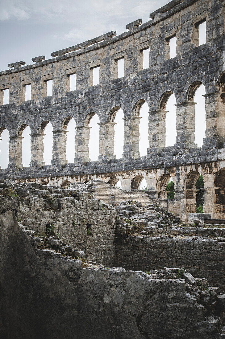 Ruinen des antiken römischen Amphitheaters in Pula, Kroatien