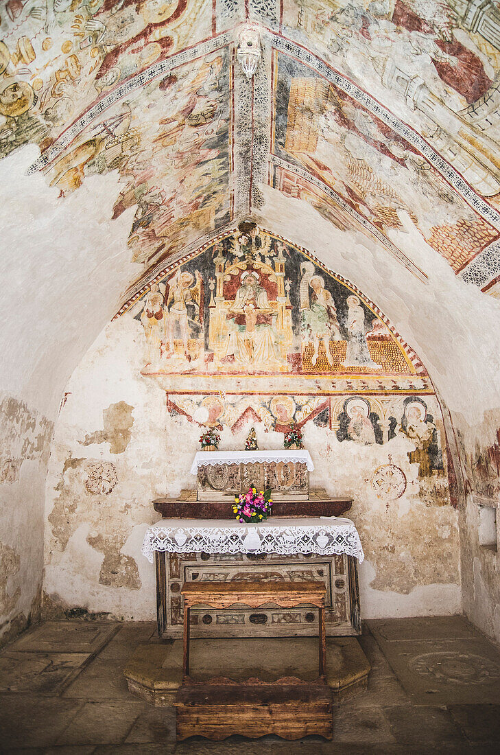Innenraum der Kirche des Heiligen Geistes, Bale, Kroatien