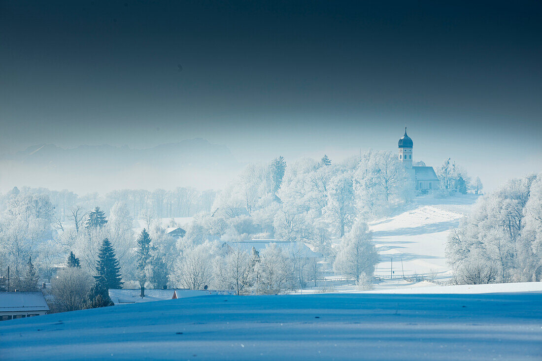 Kirche mit schneebedeckten Bäume, Holzhausen, Wintermorgen, Münsing, Oberbayern, Bayern, Deutschland