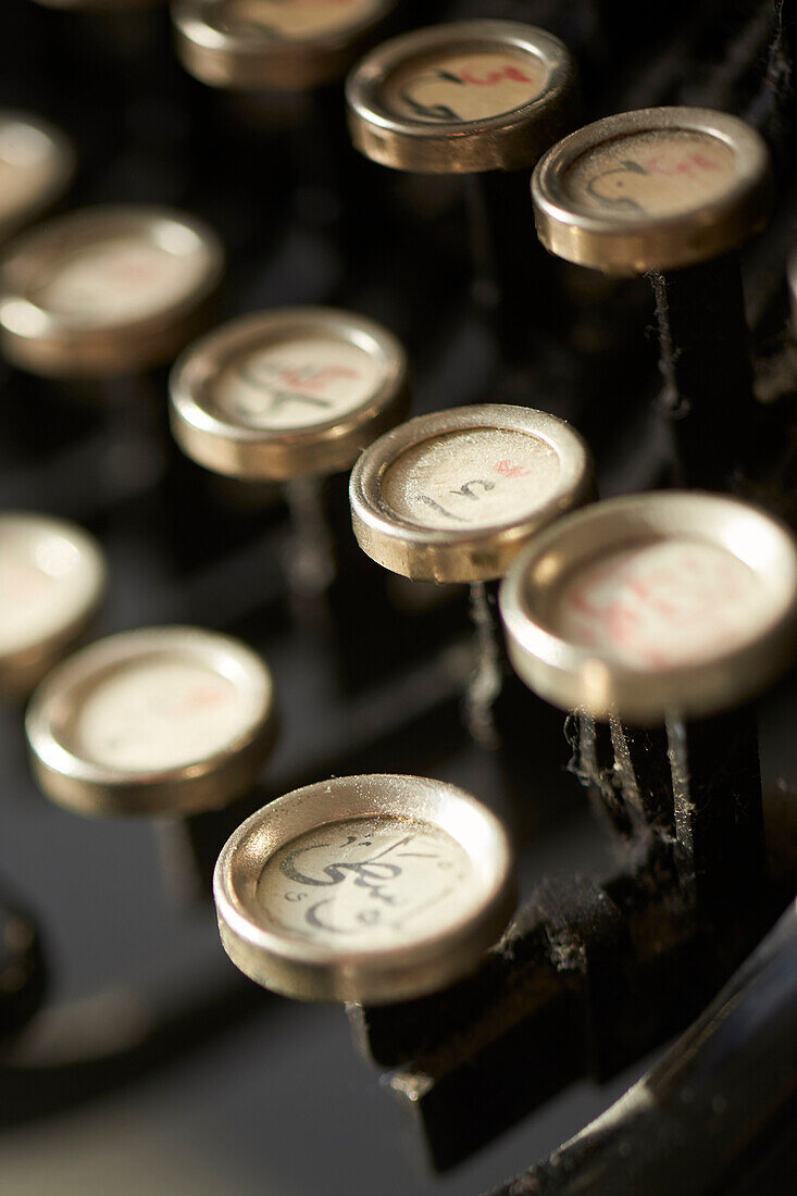 historic typewriter with arabic characters, nostalgie