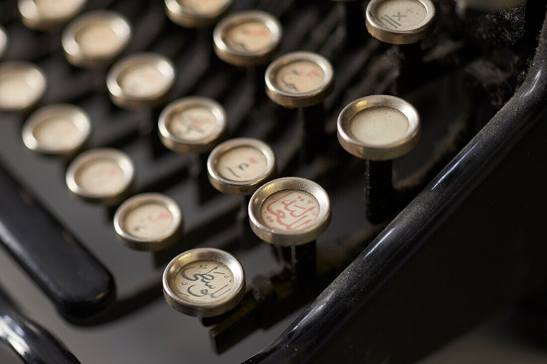 Historische Schreibmaschine mit arabischen Schriftzeichen, Nostalgie