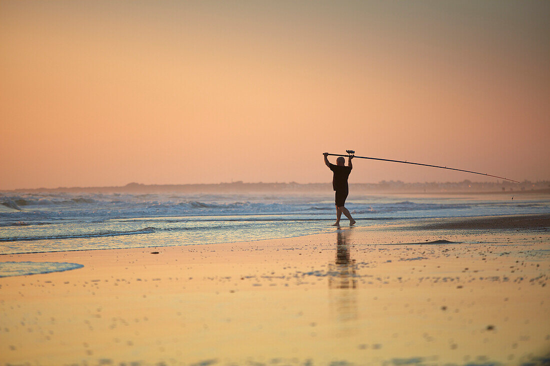 Angler am Strand , Playa da Roche Andalusien, Südwestküste Spanien, Atlantik, Europa