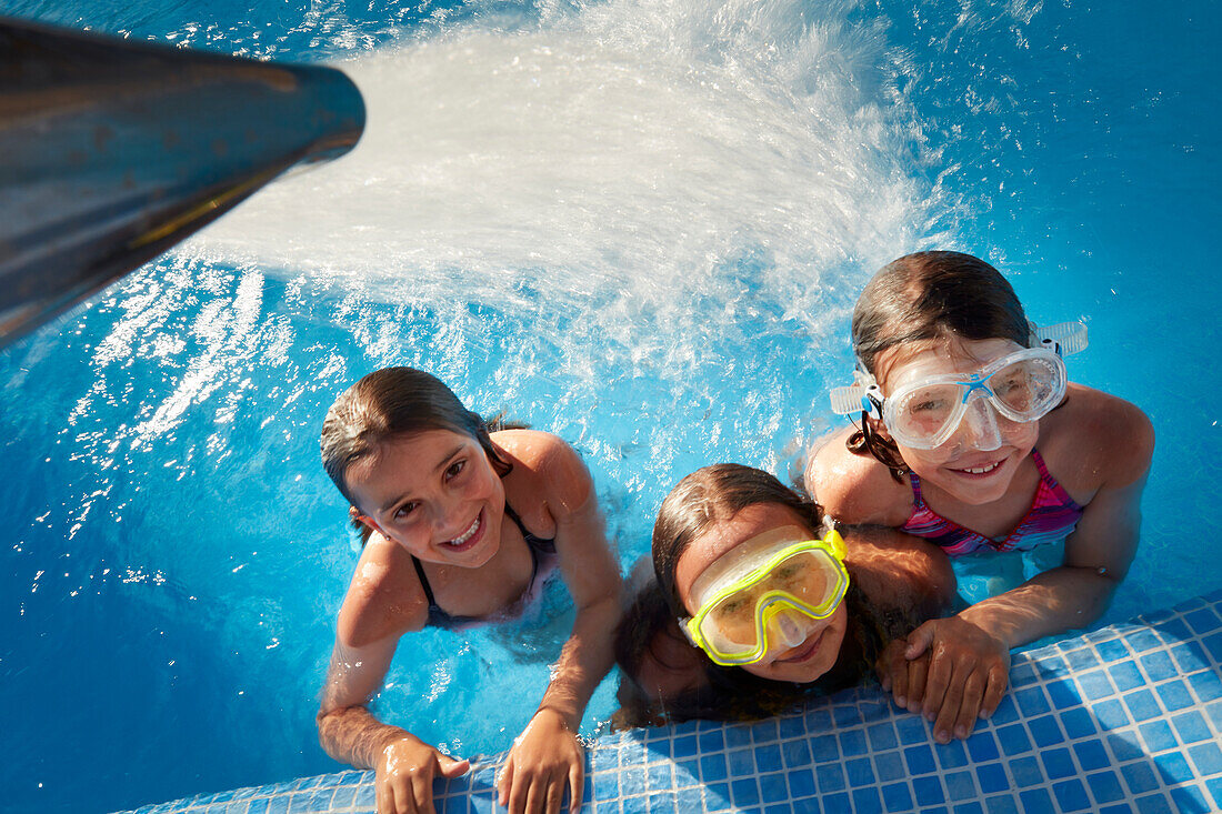 3 Mädchen im Pool , Andalusien, Südwestküste Spanien, Atlantik, Europa