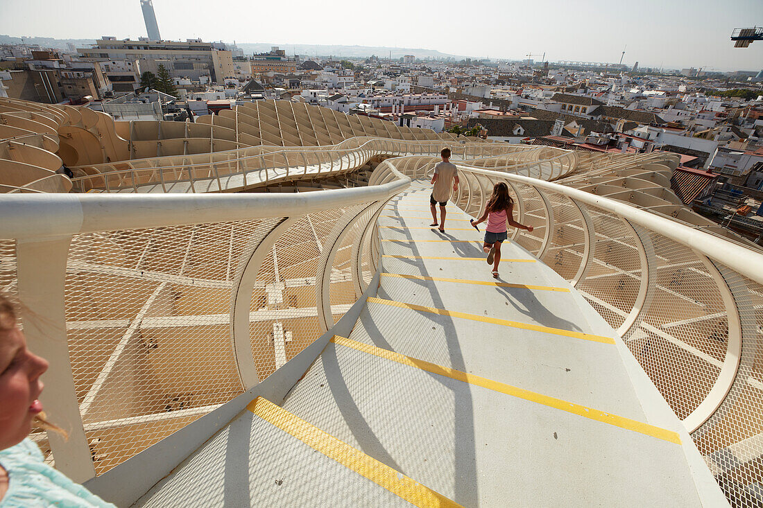 Kinder auf der Aussichtsplattform des Metropol Parasol , Sevilla, Andalusien, Spanien, Europa