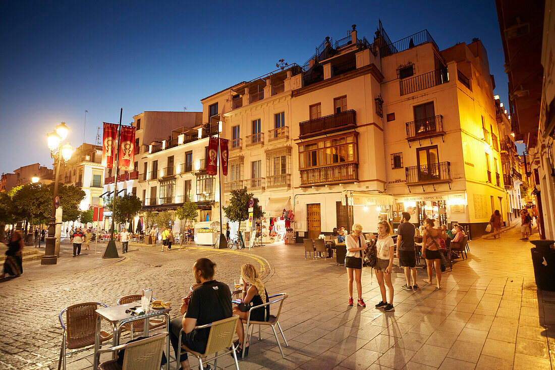 Strassencafes  auf dem Platz vor der Kathedrale , Sevilla, Andalusien, Spanien, Europa