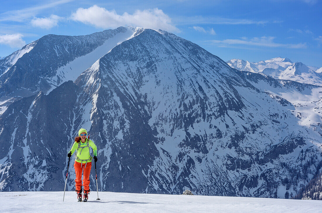 Frau auf Skitour steigt zum Großen Mosermandl auf, Weißeck im Hintergrund, Großes Mosermandl, Radstädter Tauern, Kärnten, Österreich