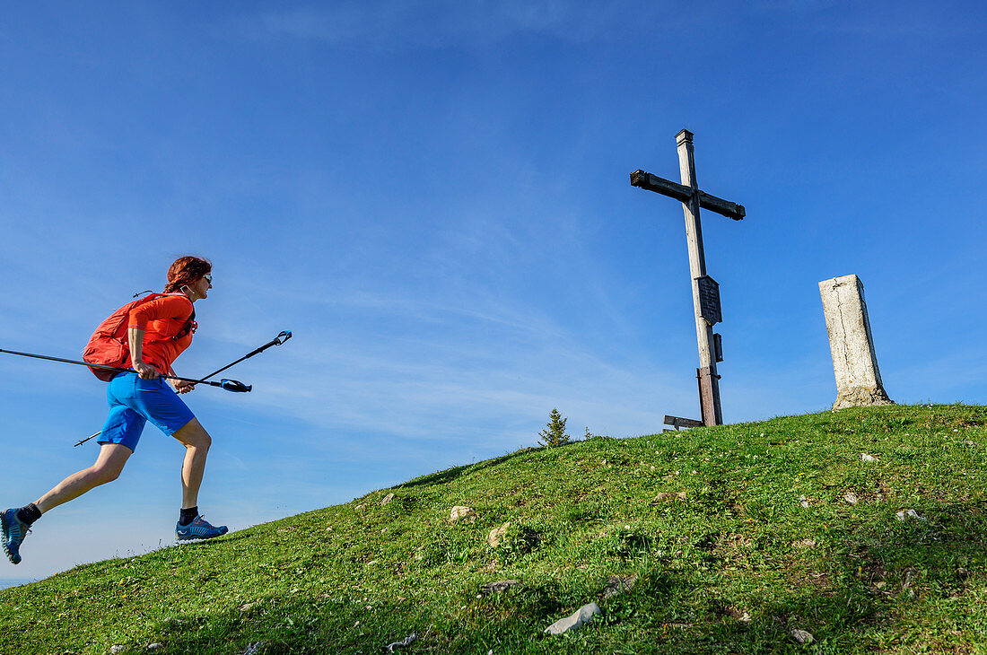 Frau beim Berglauf läuft auf Gipfel zu, Farrenpoint, Bayerische Alpen, Oberbayern, Bayern, Deutschland