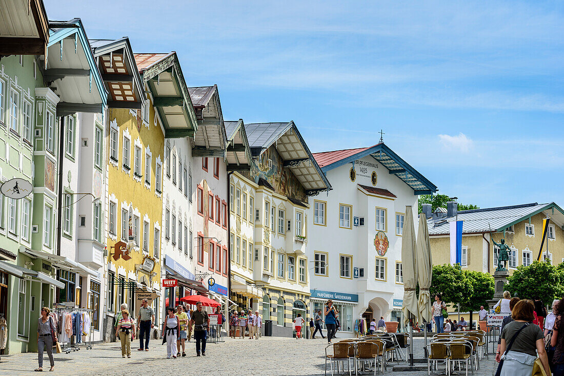 Fußgängerzone mit alten Bürgerhäusern, Bad Tölz, Oberbayern, Bayern, Deutschland