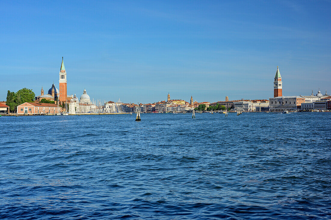Lagune von Venedig mit San Giorgio Maggiore, Santa Maria della Salute und Campanile di San Marco, Venedig, UNESCO Weltkulturerbe Venedig, Venetien, Italien