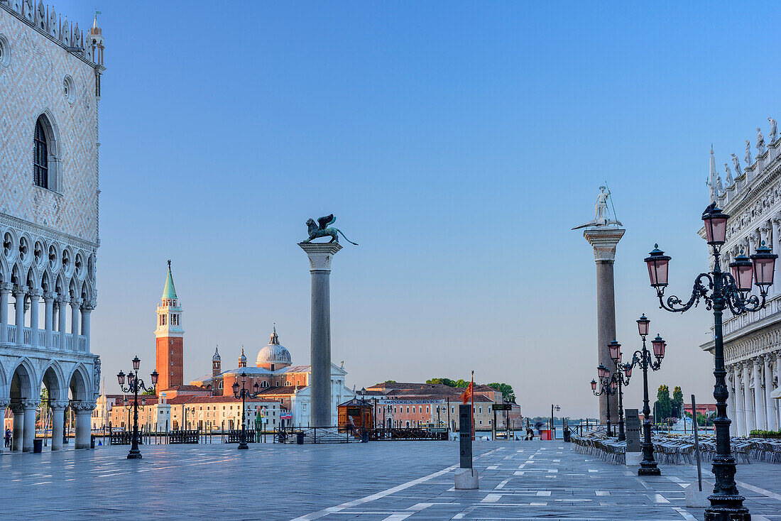 Dogenpalast mit San Giorgio Maggiore im Hintergrund, Markusplatz, Venedig, UNESCO Weltkulturerbe Venedig, Venetien, Italien