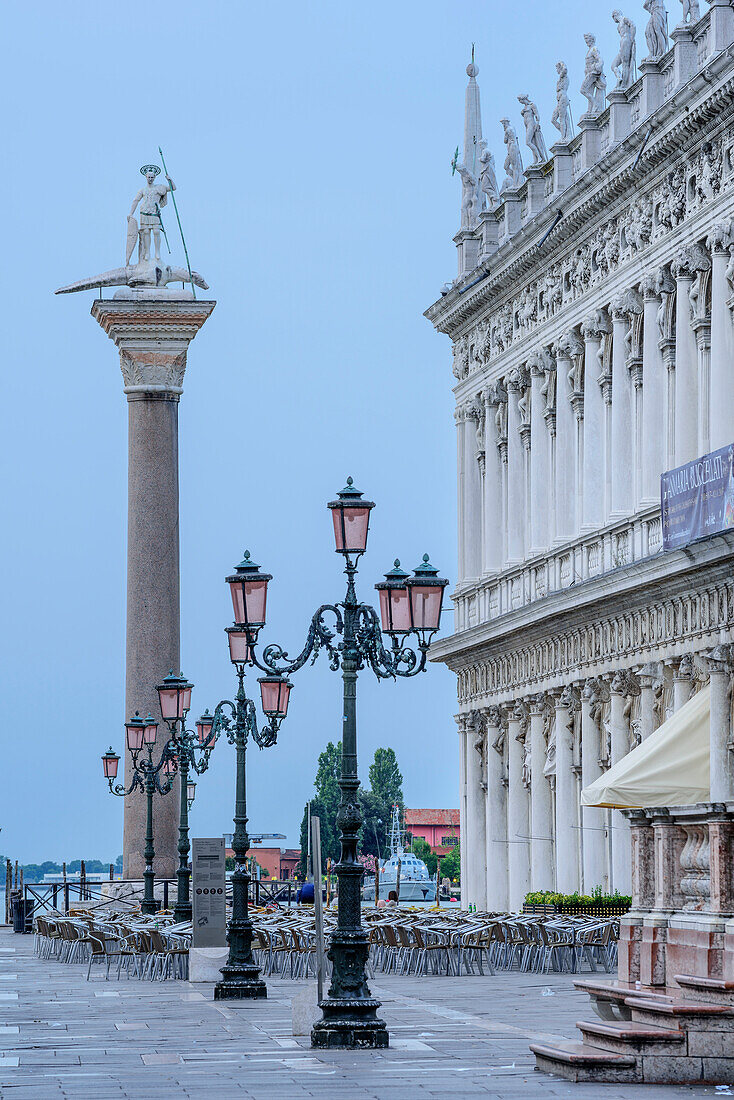 Markusplatz mit San Todaro-Statue und Biblioteca Marciana, Venedig, UNESCO Weltkulturerbe Venedig, Venetien, Italien