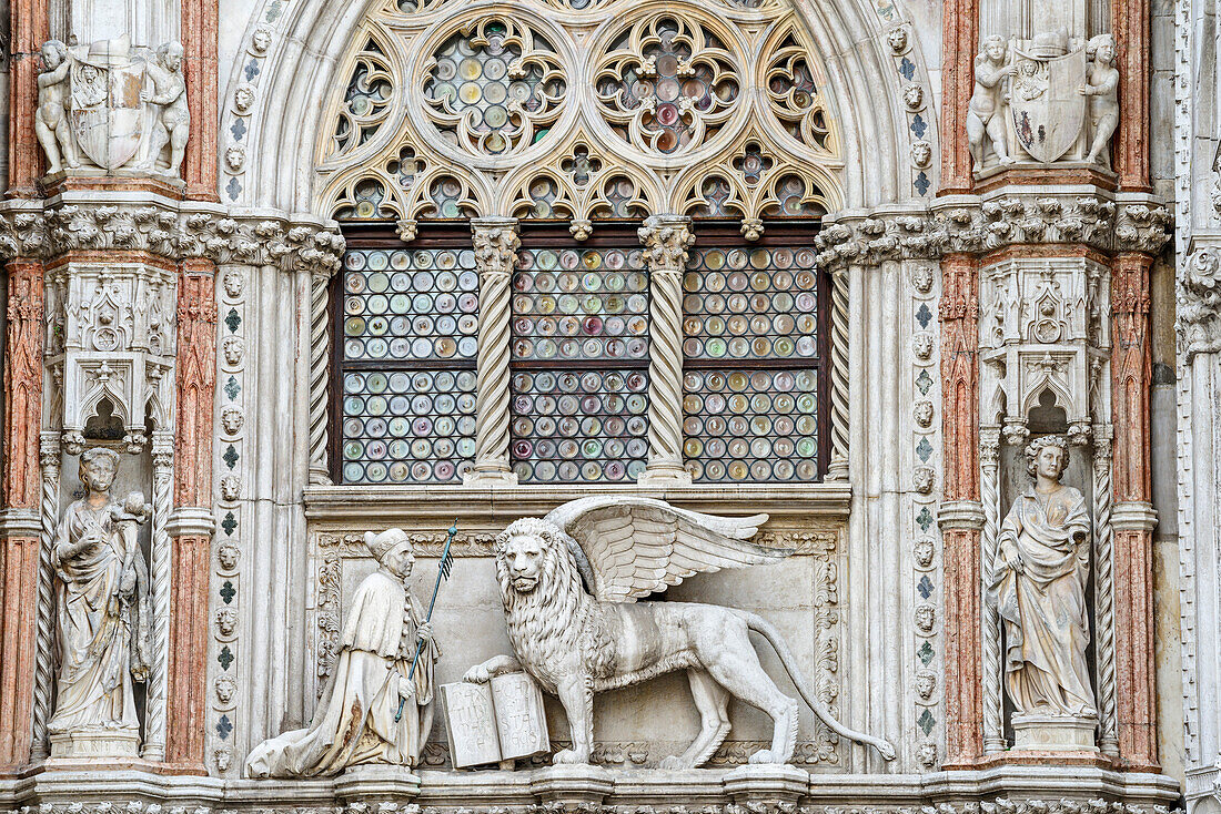 Doge kniet vor Markuslöwe, Porta della Carta, Dogenpalast, Venedig, UNESCO Weltkulturerbe Venedig, Venetien, Italien