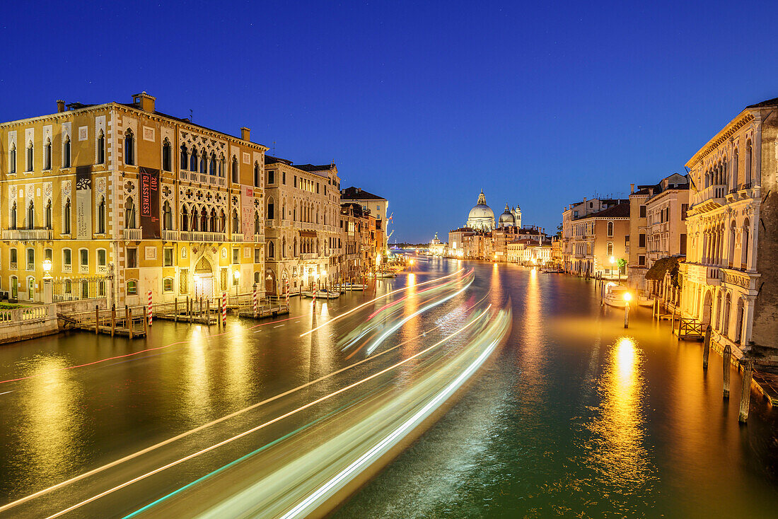 Canale Grande bei Nacht mit Palazzo Cavalli-Franchetti und Santa Maria della Salute, Venedig, UNESCO Weltkulturerbe Venedig, Venetien, Italien