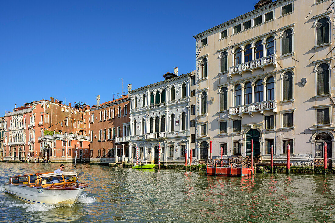 Motorboot fährt am Canale Grande, Venedig, UNESCO Weltkulturerbe Venedig, Venetien, Italien