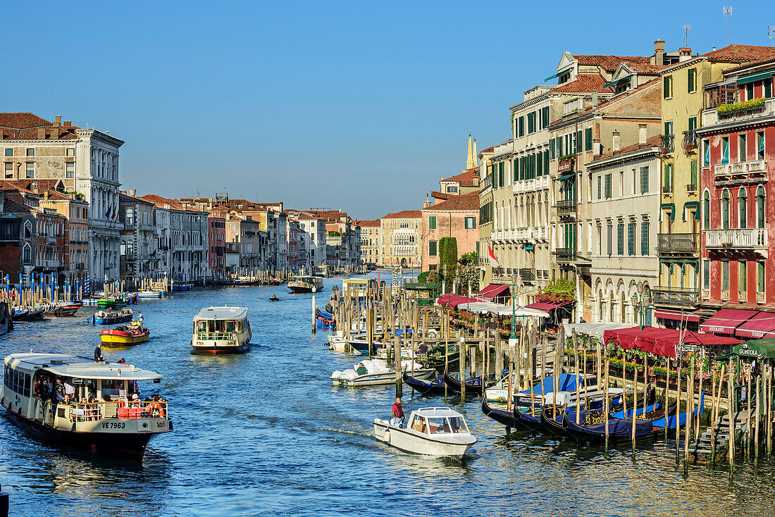 Schiffe fahren auf Canale Grande, Venedig, UNESCO Weltkulturerbe Venedig, Venetien, Italien