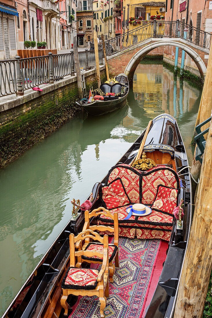 Gondel liegt in Kanal, Venedig, UNESCO Weltkulturerbe Venedig, Venetien, Italien