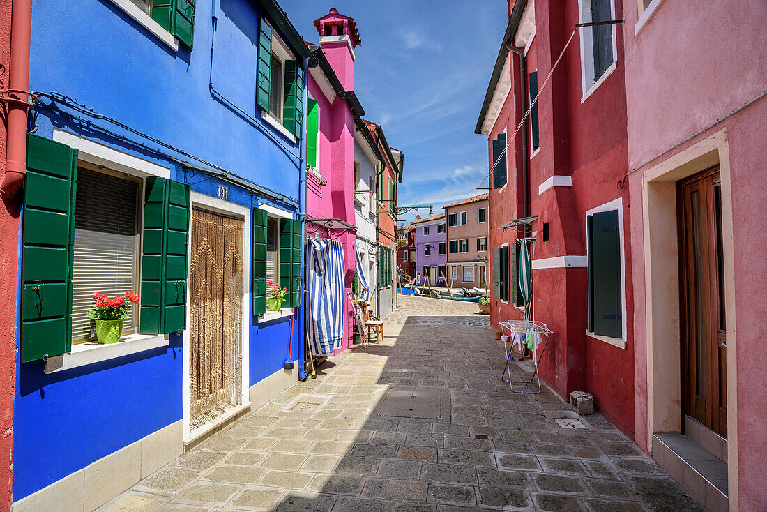 Gasse mit bunten Häusern, Burano, bei Venedig, UNESCO Weltkulturerbe Venedig, Venetien, Italien