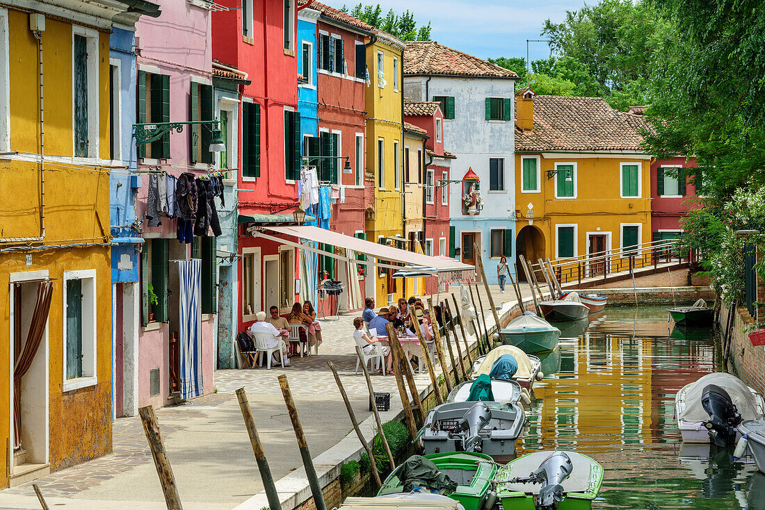 Straßencafe an Kanal mit bunten Häusern, Burano, bei Venedig, UNESCO Weltkulturerbe Venedig, Venetien, Italien