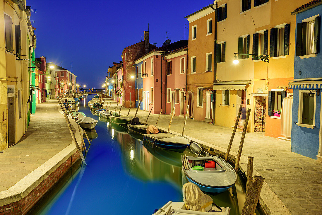 Kanal mit bunten Häusern bei Nacht, Burano, bei Venedig, UNESCO Weltkulturerbe Venedig, Venetien, Italien