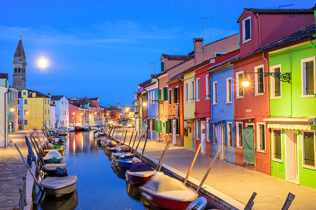 Kanal mit bunten Häusern bei Nacht, Burano, bei Venedig, UNESCO Weltkulturerbe Venedig, Venetien, Italien