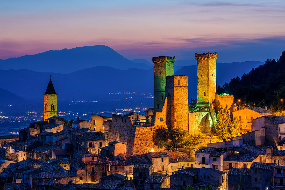 Pacentro mit beleuchteter Burg, Pacentro, Abruzzen, Italien