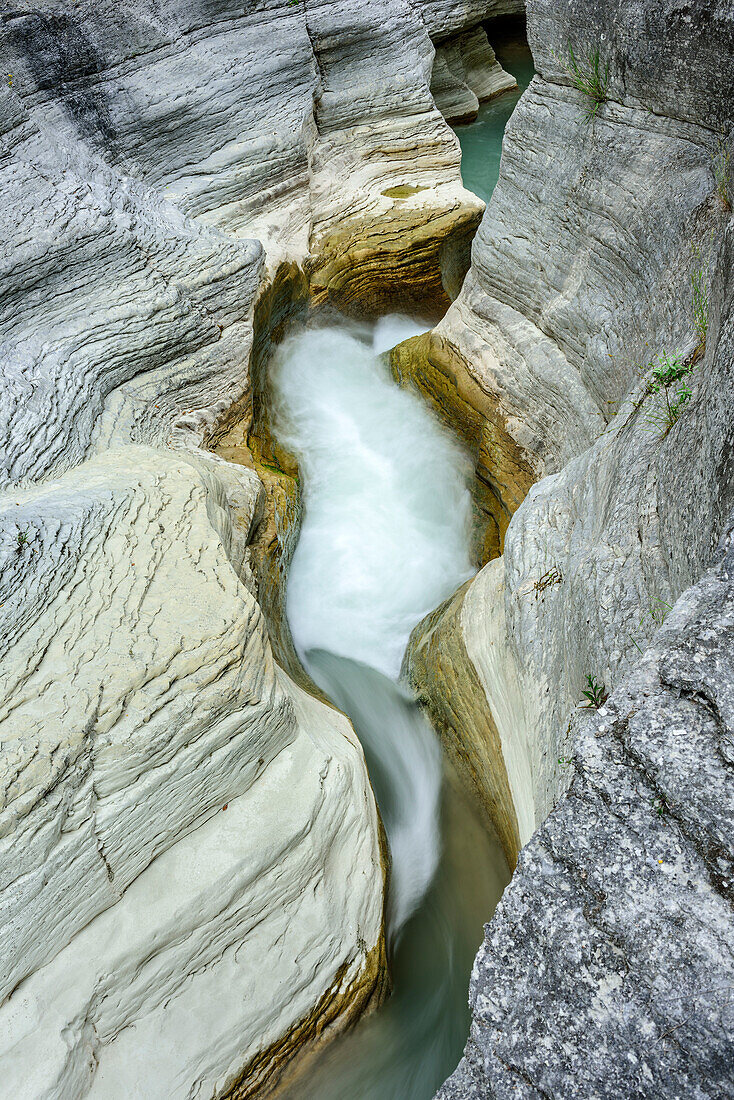 Bach fließt durch Canyon, Rio Orta, Ortaschlucht, San Tomaso, Majella, Abruzzen, Italien