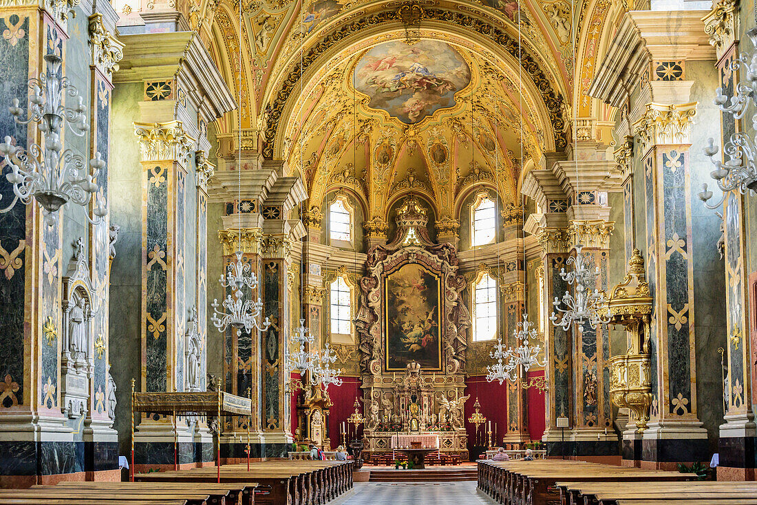 Altar und Kirchenschiff des Dom in Brixen, Brixen, Südtirol, Italien