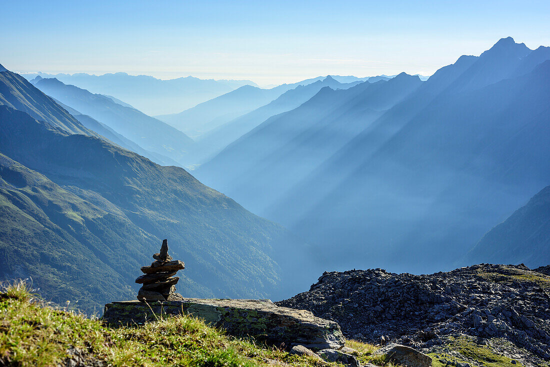 Lichtstrahlen im Unterbergtal, Stubaier Höhenweg, Großer Trögler, Stubaier Alpen, Tirol, Österreich