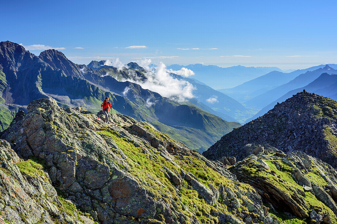 Frau beim Wandern steigt zum Großen Trögler auf, Unterbergtal im Hintergrund, Großer Trögler, Stubaier Alpen, Tirol, Österreich