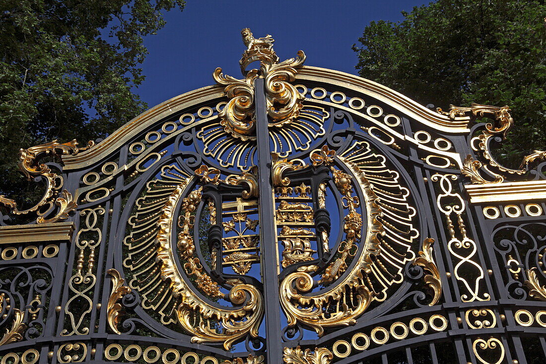 Schmuckes Tor zum Green Park, Seite des Buckingham Palace, Westminster, London, England