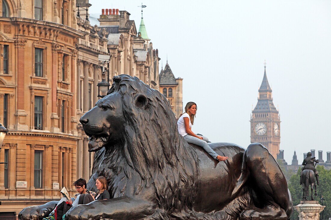 Löwe auf dem Trafalgar Square, Blick über White Hall zum Big Ben. London, Westminster, England