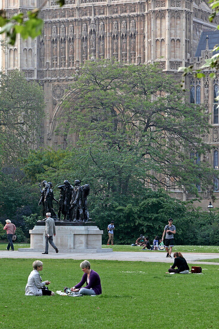 Victoria Tower Gardens mit August Rodins Bürger von Calais, Houses of Parliament, Westminster, London, England