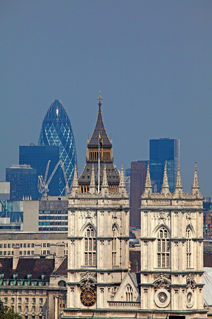 Blick von der Westminster cathedral auf die Westminster Abbey, Big Ben und die Hochhäuser der City mit The Ghurkin, Westminster, London, England