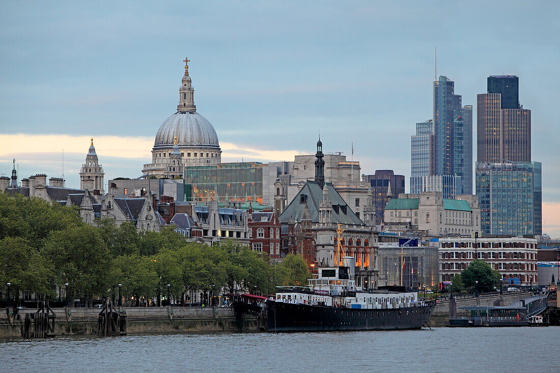 Blick von der Waterloo Brücke über die Themse auf die City, City of London, London, England