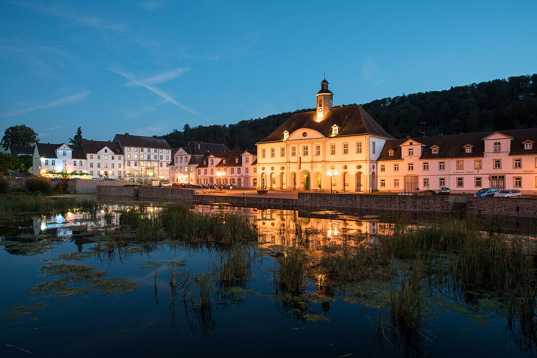 Das ehemalige Pack- und Lagerhaus ist heute das Rathaus von Bad Karlshafen am historischen Hafenbecken in der Abenddämmerung, Bad Karlshafen, Hessen, Deutschland, Europa