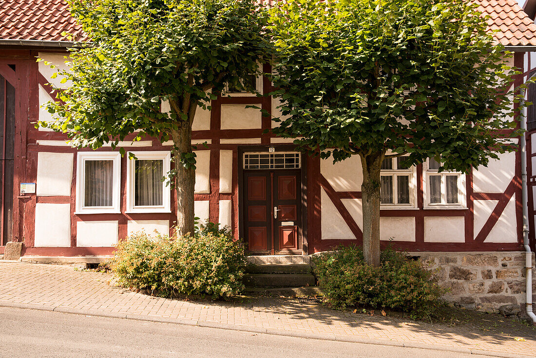 Idyllisch restauriertes Fachwerkhaus, Carlsdorf, Hofgeismar, Hessen, Deutschland, Europa