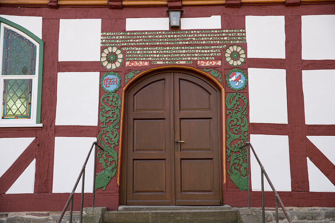 Eingangstür der Fachwerkkirche nach calvinistischer Tradition für die Hugenottische Gemeinde Carlsdorf, Carlsdorf, Hofgeismar, Hessen, Deutschland, Europa