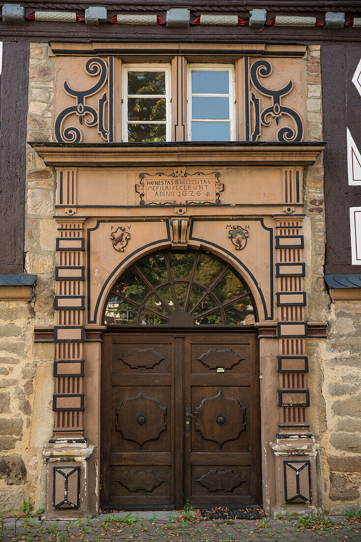 Historische Holztür in Fachwerkhaus mit Ornamentik, Ziegenhain, Hessen, Deutschland, Europa