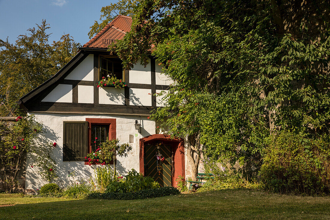 Idyllisches Fachwerkhaus auf dem Gelände von Schloss Wilhelmsburg, Schmalkalden, Thüringen, Deutschland, Europa