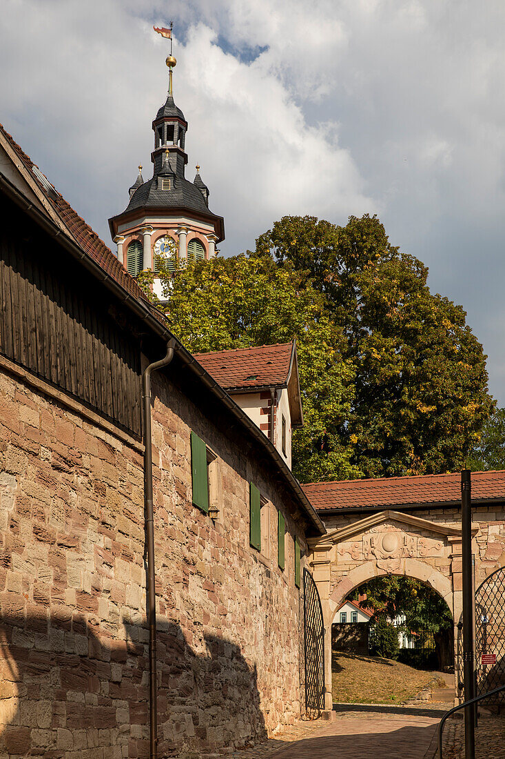 Gasse zum Schlossberg mit Blick auf den Turm von Schloss Wilhelmsburg, Schmalkalden, Thüringen, Deutschland, Europa