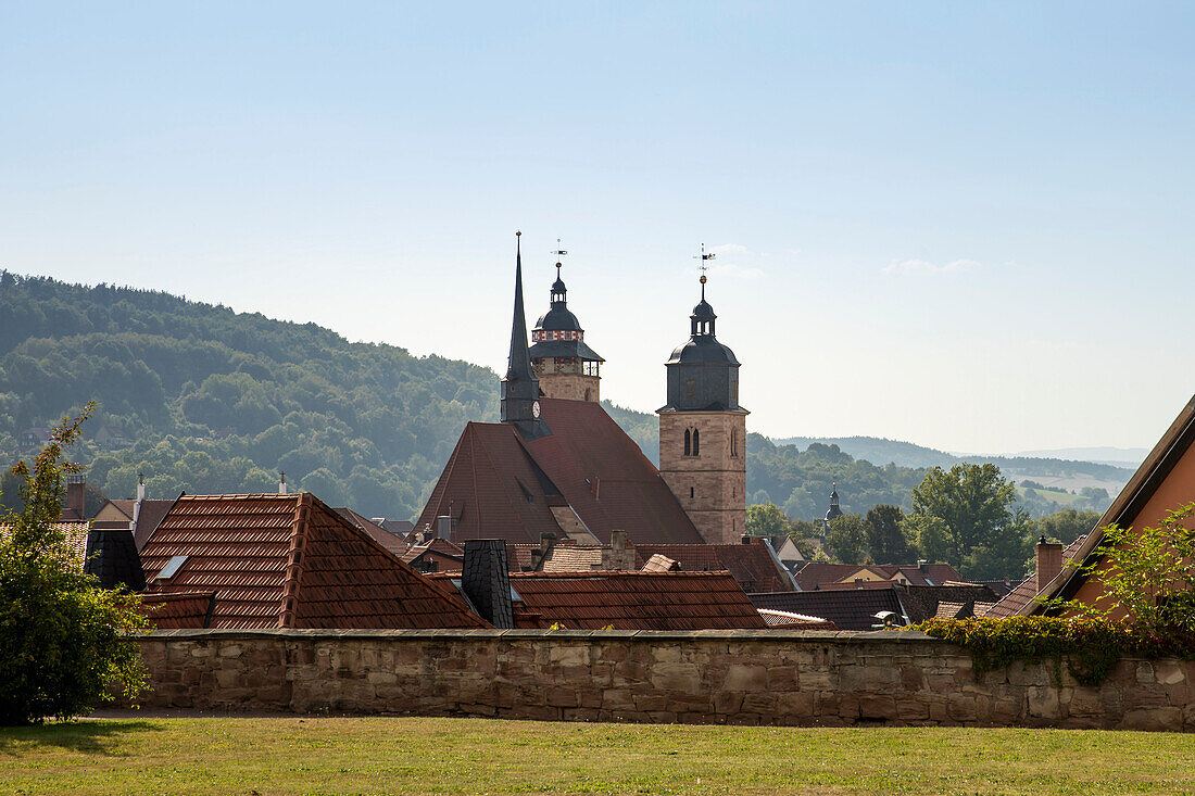 Blick auf die drei Kirchtürme der Stadtkirche Sankt Georg, Schmalkalden, Thüringen, Deutschland, Europa