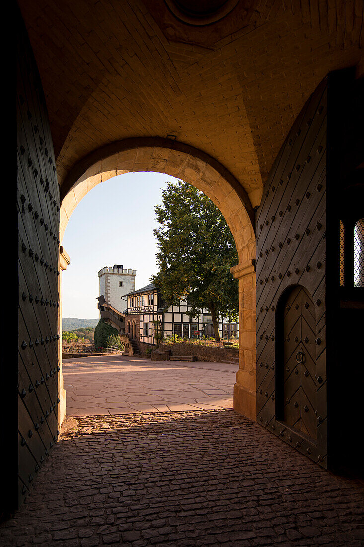 Blick durch das große hölzerne Tor zum Plateau auf der Wartburg, Eisenach, Thüringen, Deutschland, Europa
